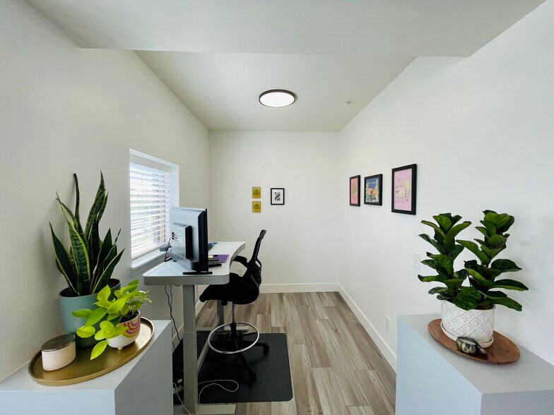 Alcove office - 4500 Chicago Ave