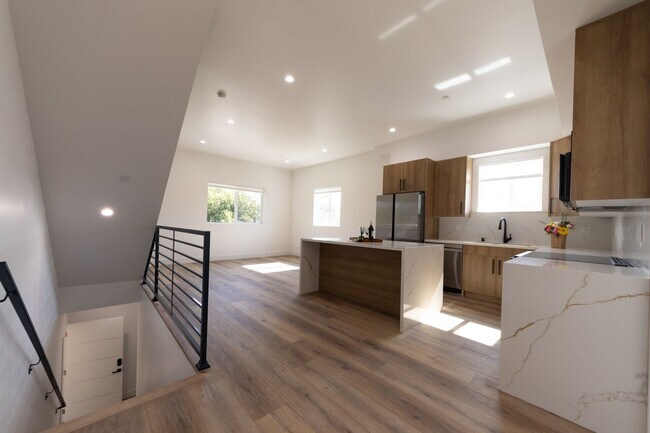 Building Photo - 4445 1/2 Auckland Ave