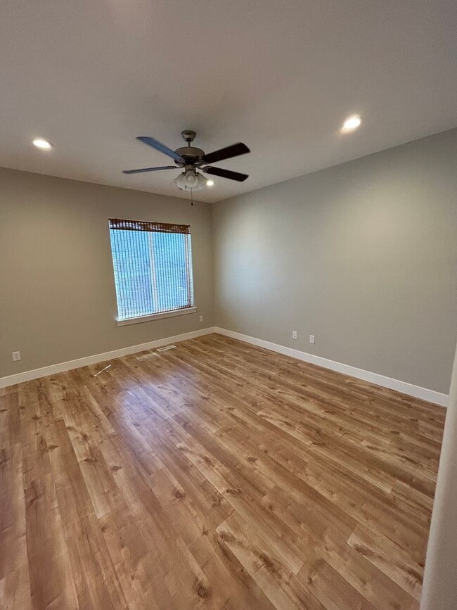 Building Photo - 4 Bedroom Exchange Townhome