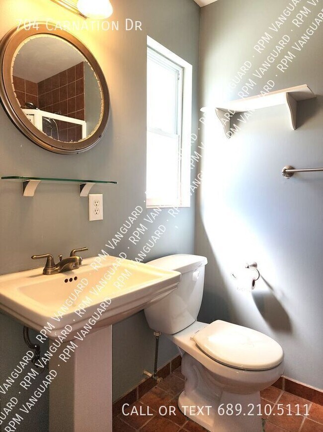 Building Photo - 704 Carnation Dr