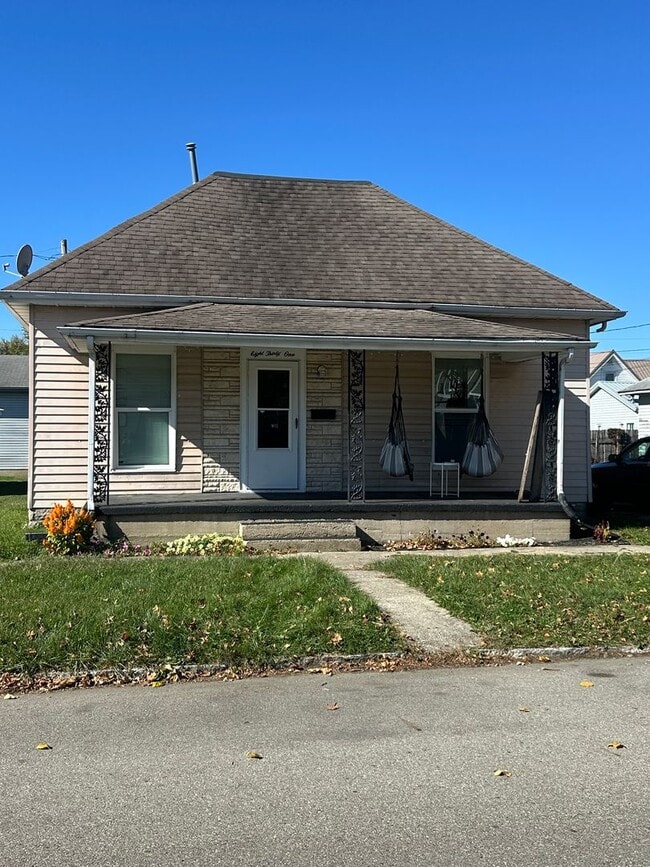 Primary Photo - 2 bedroom w/ 1 car garage