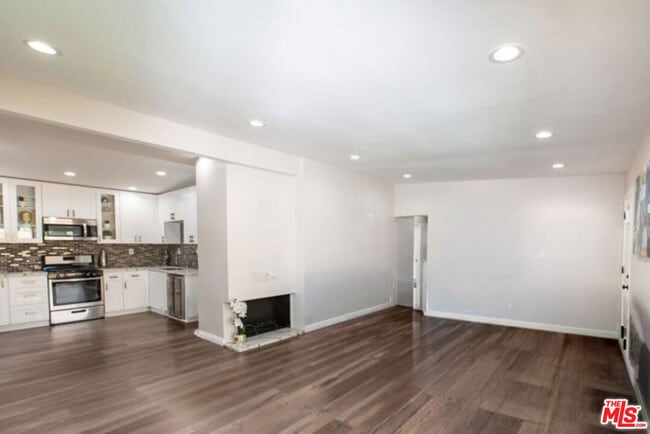 Building Photo - 526 W Ash Ave