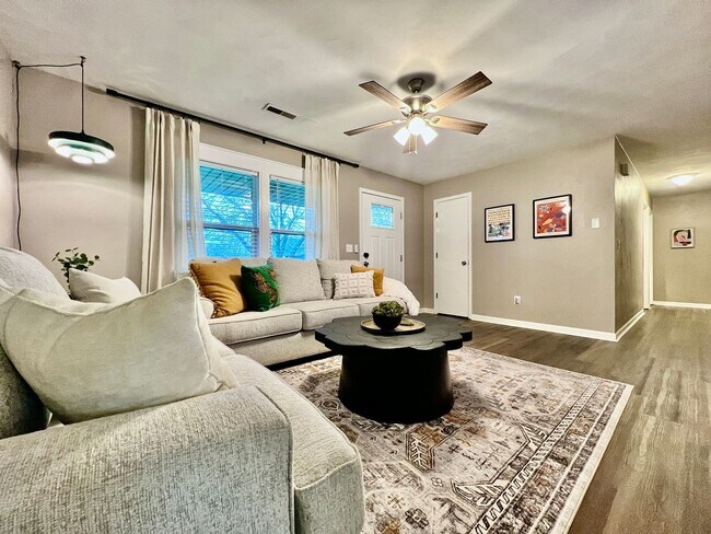 Building Photo - 3 BDR Ranch w/ Fenced yard, laundry, garage + more