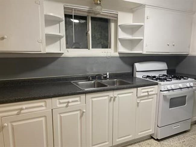 Building Photo - Spacious one bedroom detached apartment