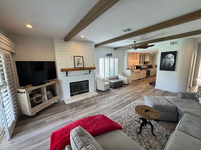Building Photo - 289 Vista Royale Cir W