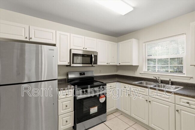Building Photo - 735 Putnam Dr