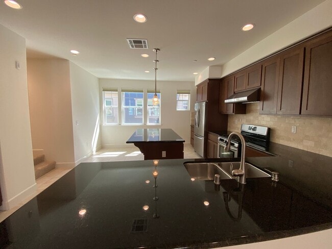 Building Photo - SUNNYVALE - executive townhome with amazin...