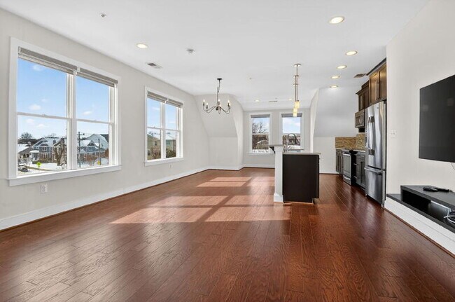 Building Photo - 1107 S Walter Reed Dr