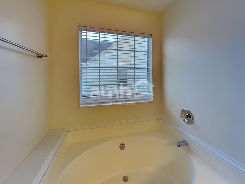 Building Photo - 910 Harbins View Dr