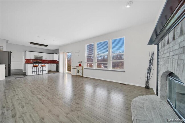 Building Photo - 2565 River Woods Dr N