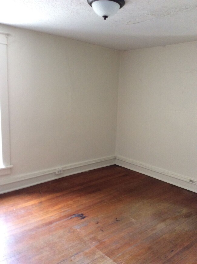 Building Photo - 228 E Bloomington St