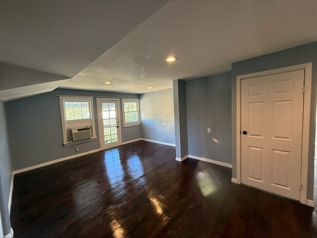 Building Photo - Broadway