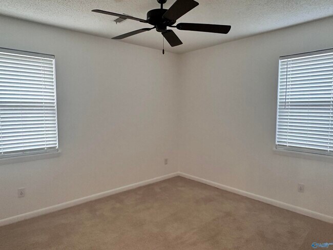 Building Photo - 9727 Wallwood Dr SE