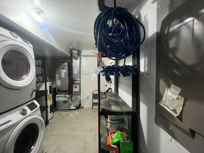 Building Photo - 8 Deer Run Ct