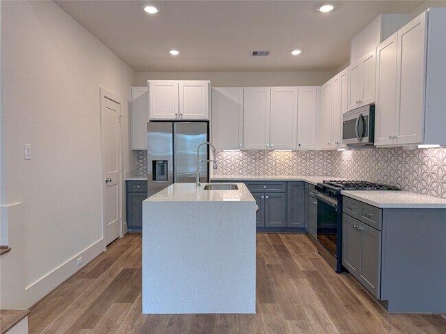 Building Photo - 881 Rachel St