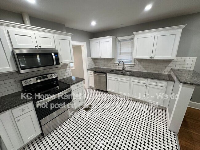 Building Photo - 2535 Charlotte St