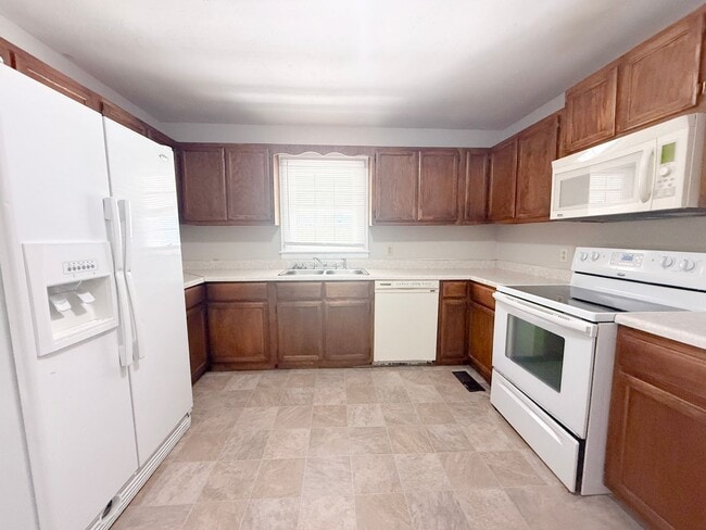 Building Photo - Spacious 3-Bedroom Home with Screened-In Porch and Ample Parking in Cookeville