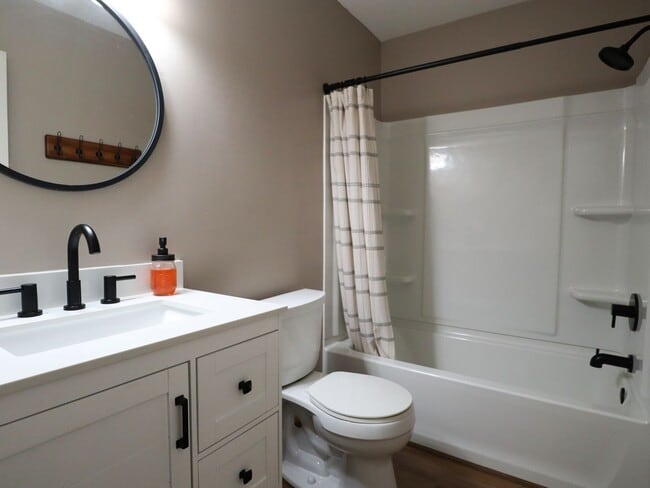 Building Photo - 4-Bedroom Home on Quiet Cul-de-Sac - Must See