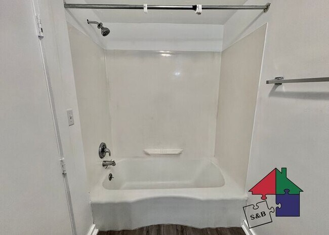 Building Photo - Freshly Renovated 2-Bedroom in Burlington's South End!