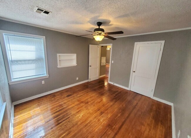 Building Photo - Cute 2 bed 1 bath near Tinker
