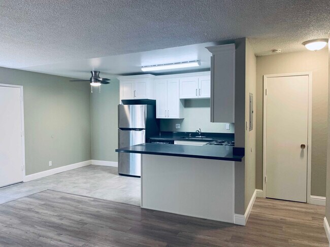 Building Photo - 8019 Greenridge Dr