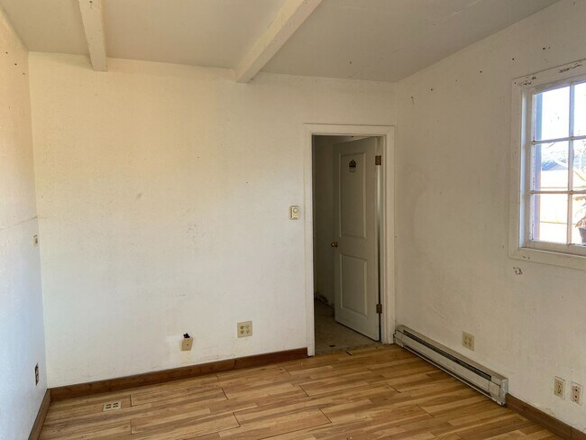 Building Photo - House with Charm, 2/1 with large garage and bonus room & bathroom