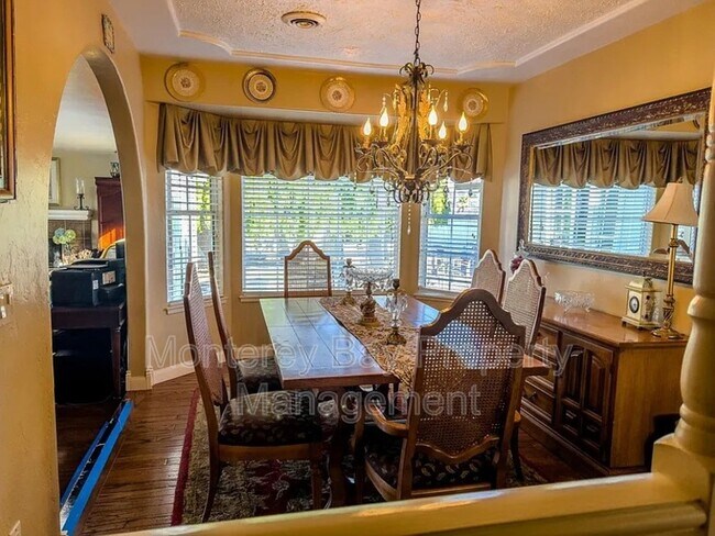 Building Photo - 1976 Grandview St