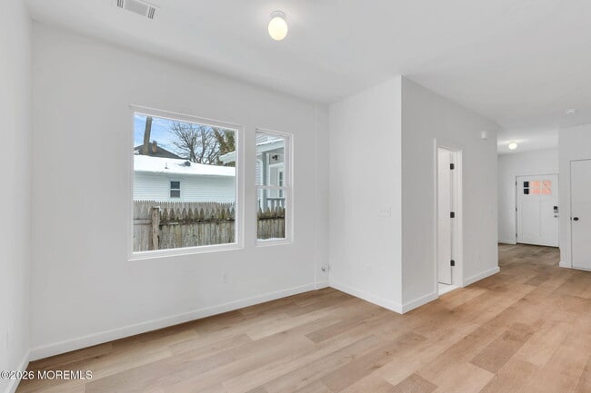 Building Photo - 211 Dewitt Ave