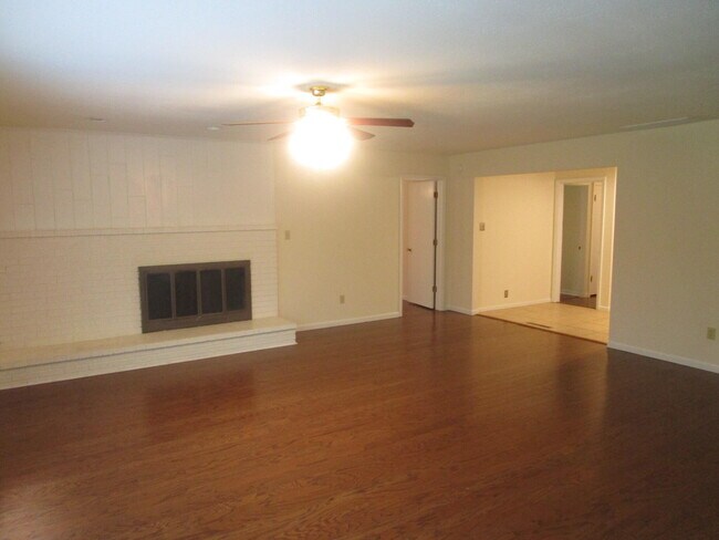 Building Photo - 305 Manor Dr
