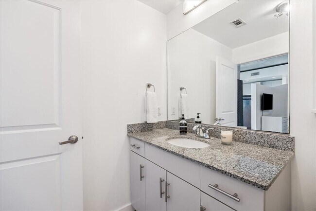 Building Photo - 360 Nueces St