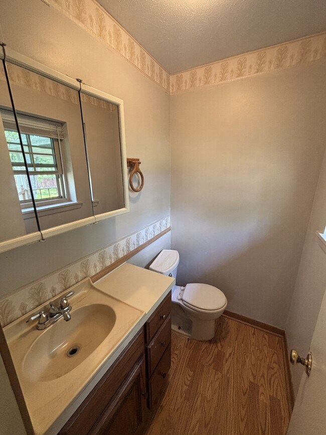 Building Photo - 906 Meadow Ln