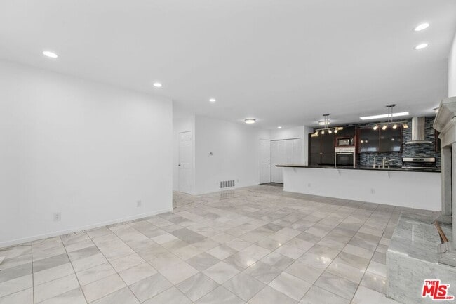 Building Photo - 4442 St Clair Ave