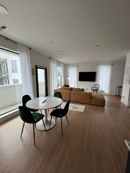 Living space - 806 Olympic St