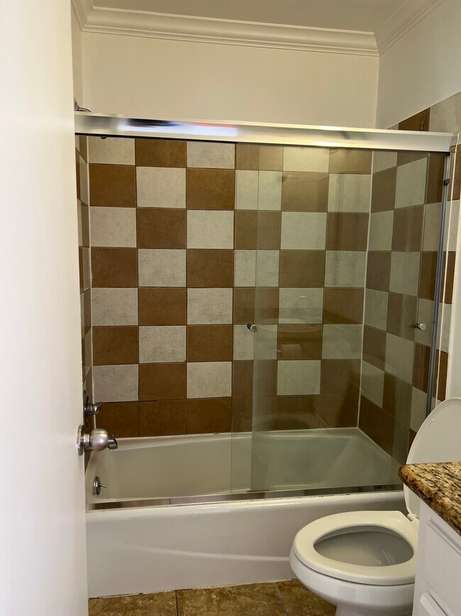 Building Photo - 940 N Serrano Ave