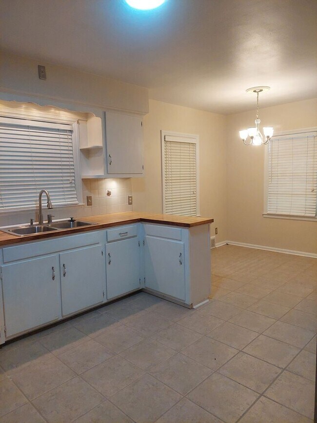 Building Photo - Heart of Midtown