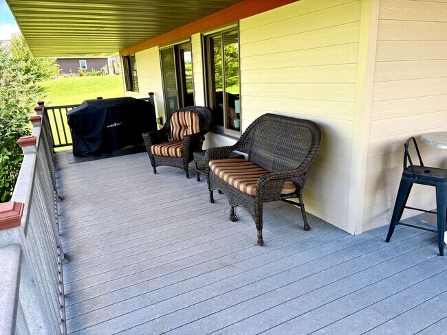 Building Photo - 3 Bed, 2 Bath Duplex in Hillsboro