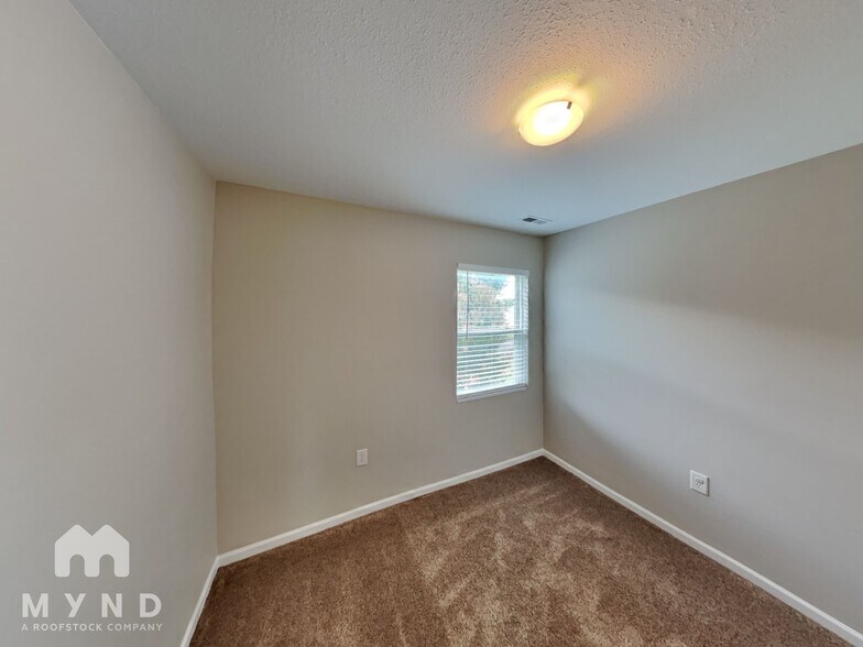 Building Photo - 303 Holton Dr