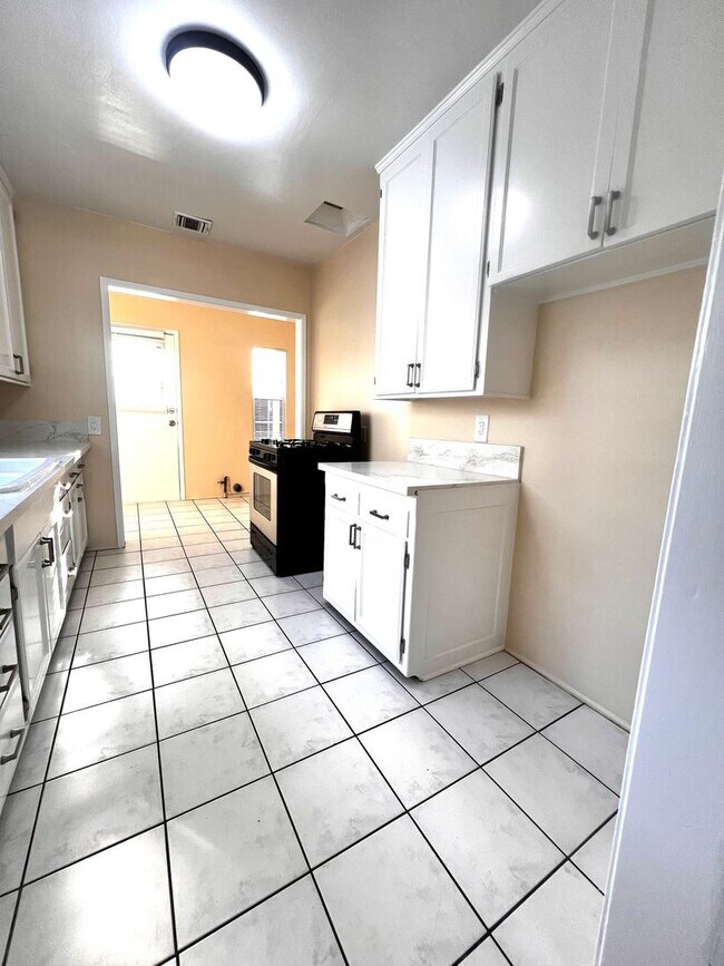 Building Photo - Single Family. 3-bed Home - Desireable Neighborhood!