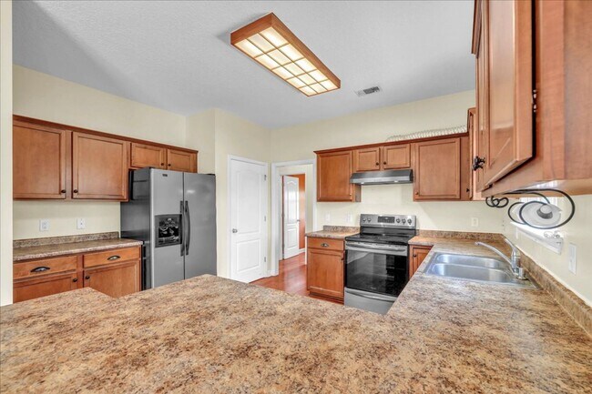 Building Photo - Spacious 4 Bed, 2.5 Bath in White Oak