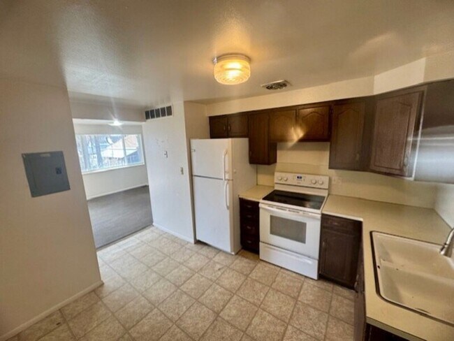 Building Photo - 258 N 400 W St