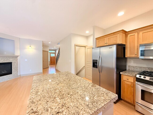 Building Photo - Spacious 3 Bedroom Townhome with Huge Bonus Room!