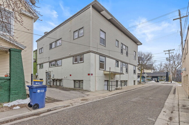 Building Photo - 921 Fulton St E