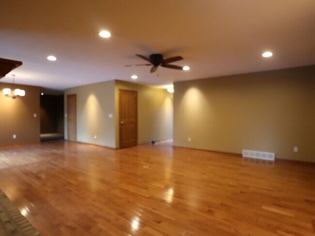 Building Photo - NEW PRICE - GREAT HOME - Single Family Home in Germantown Hills with Pool 3 BR / 4BA