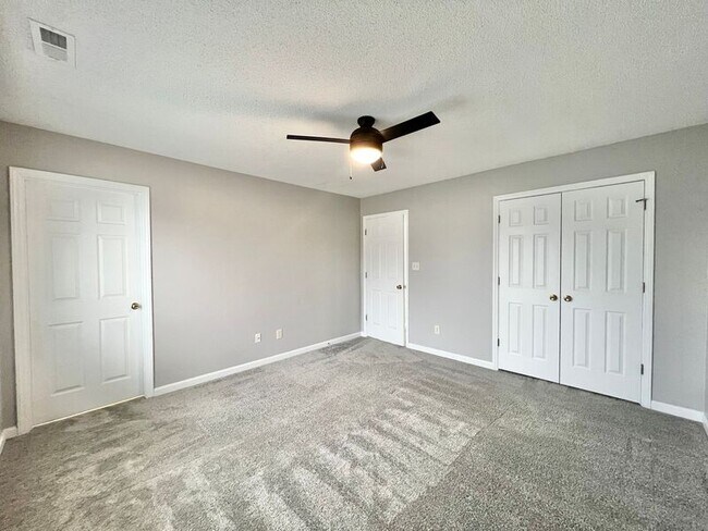 Building Photo - 302 Center Heights Ct