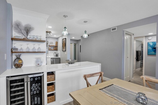 Building Photo - 1021 Hillsboro Mile