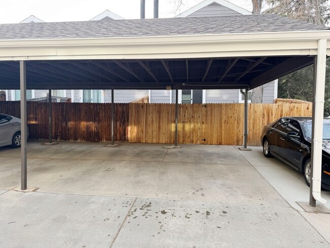 Building Photo - Exceptional 3-bedroom, 2.5-bathroom end unit townhouse located in Arvada