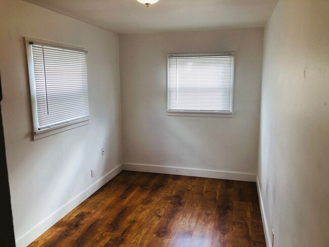 Building Photo - Freshly updated 3-bedroom 1 bath house off of River Rd. MOVE IN SPECIAL!