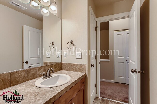 Building Photo - Beautiful Home With Balcony and Great Location! ** NEW PRICE $2,595 and REDUCED SECURITY DEPOSIT **
