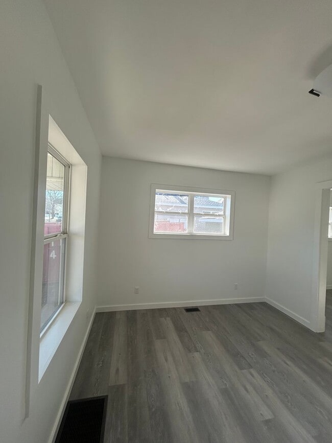 Building Photo - New Glory