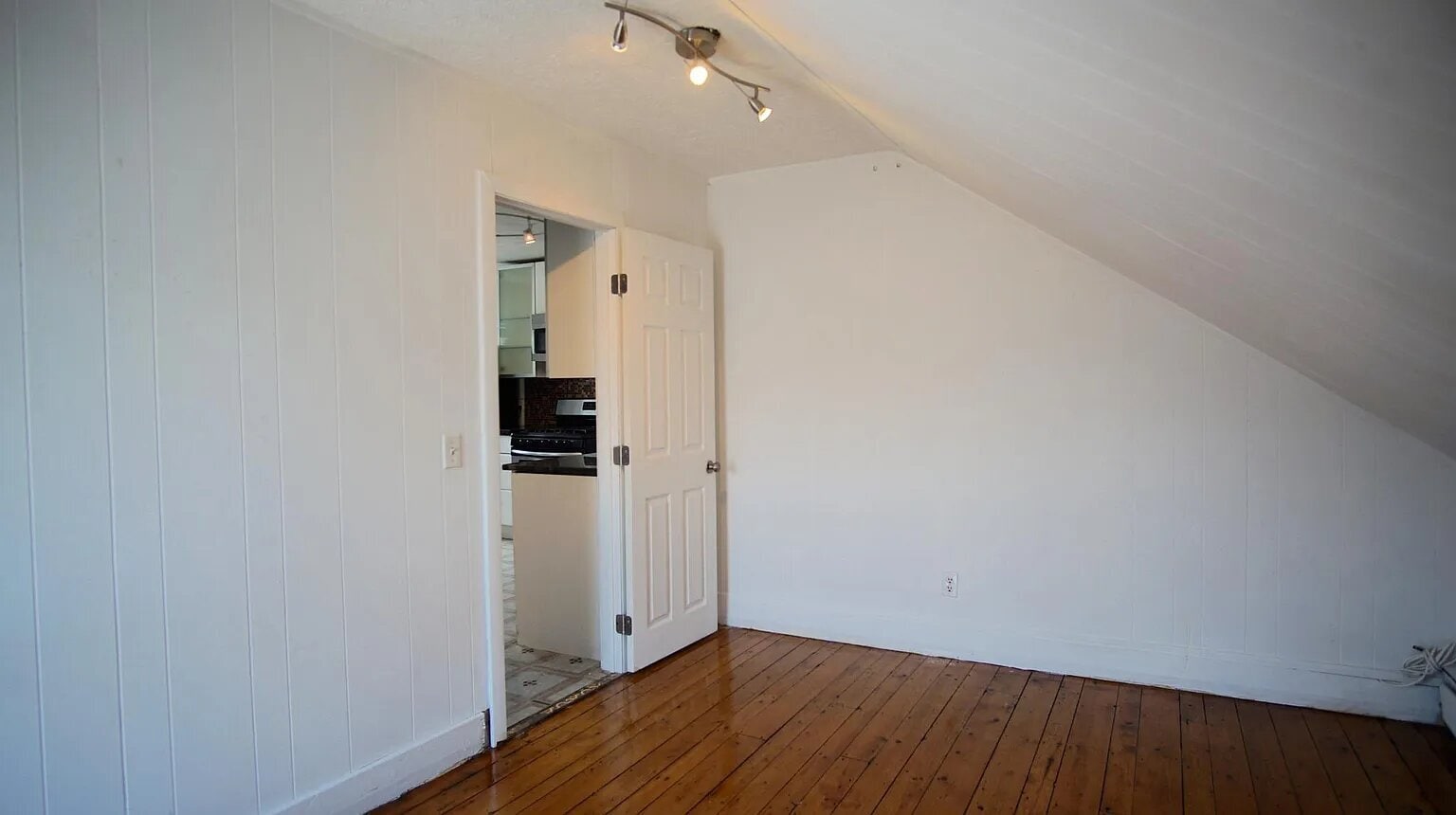 Building Photo - 48 America St